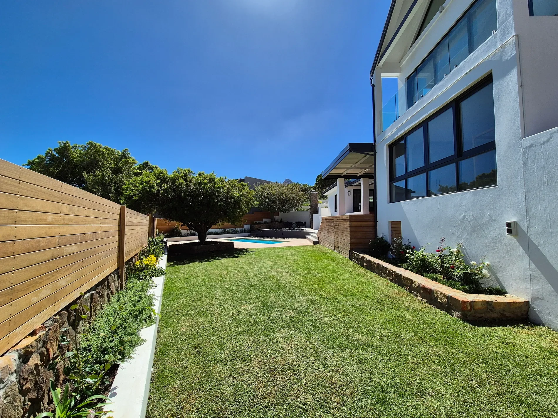 Exterior photo 5