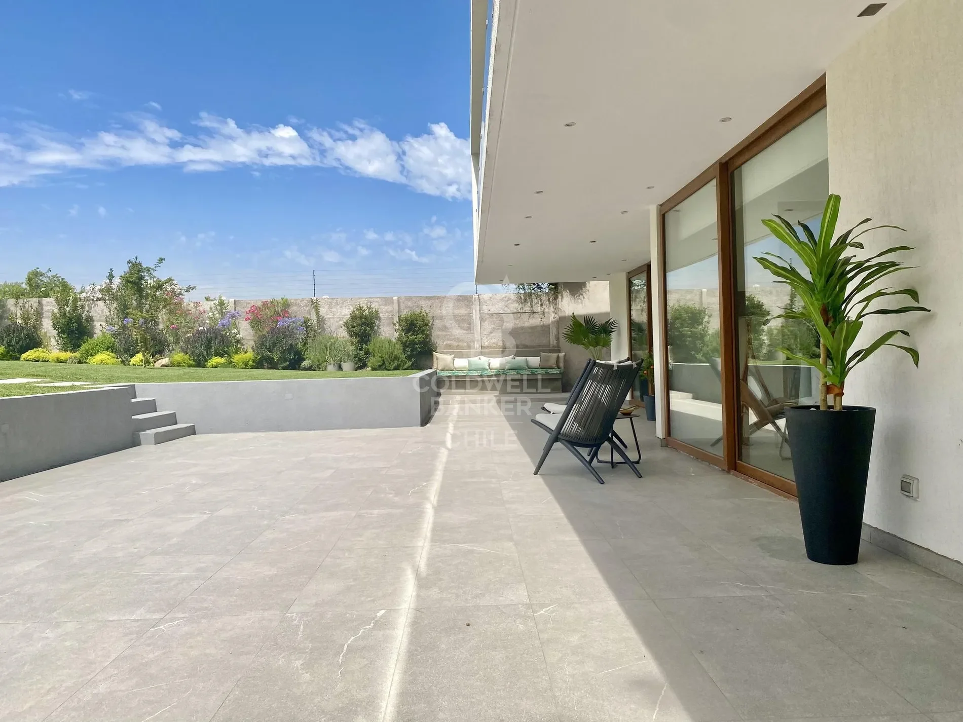 Exterior photo 4