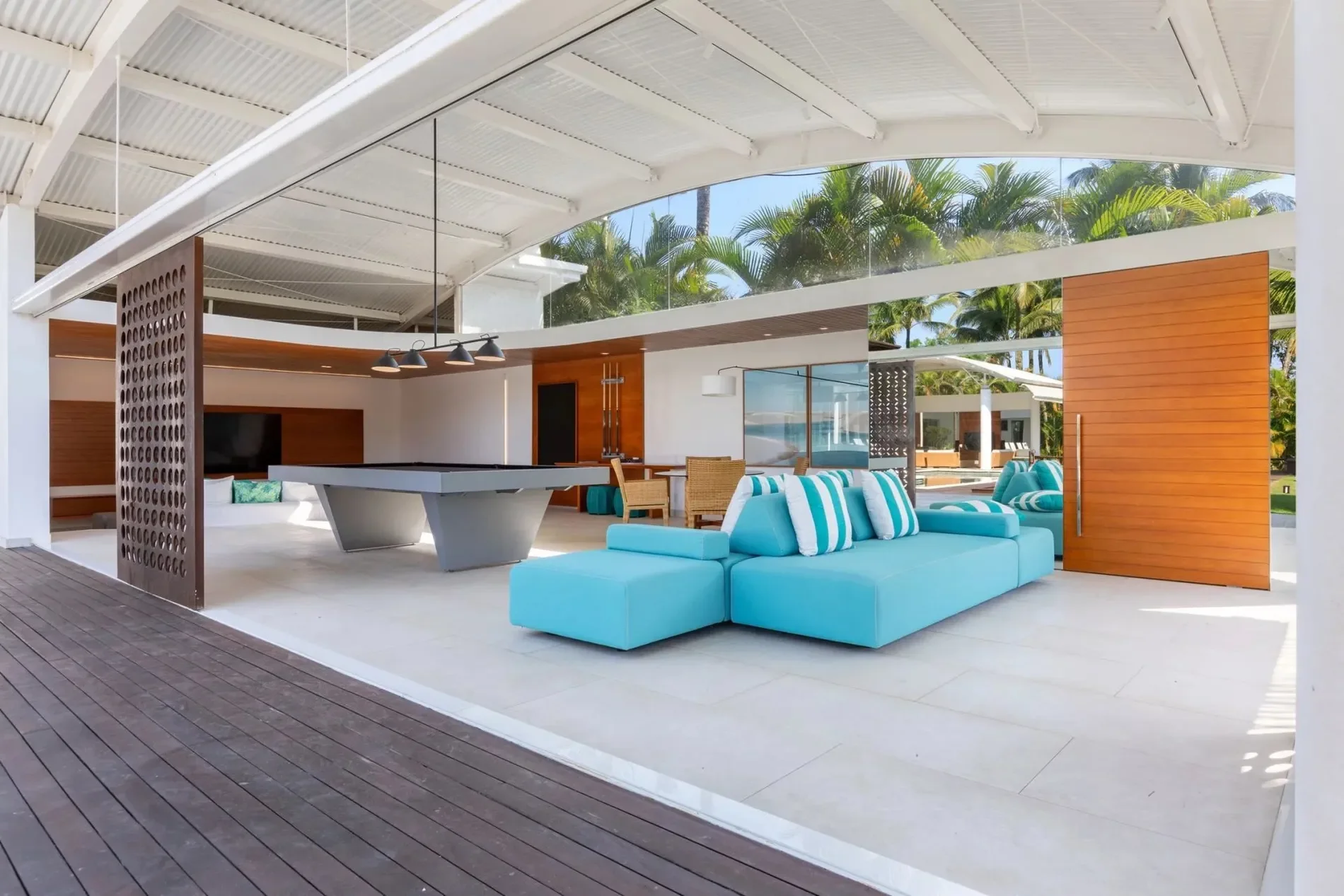 Exterior photo 6
