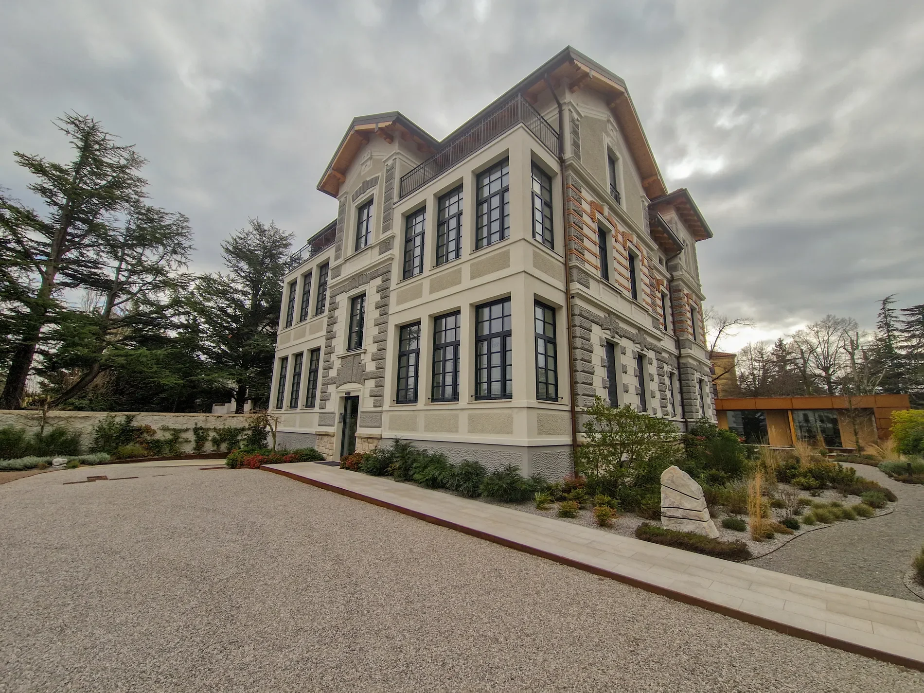 Exterior photo 5