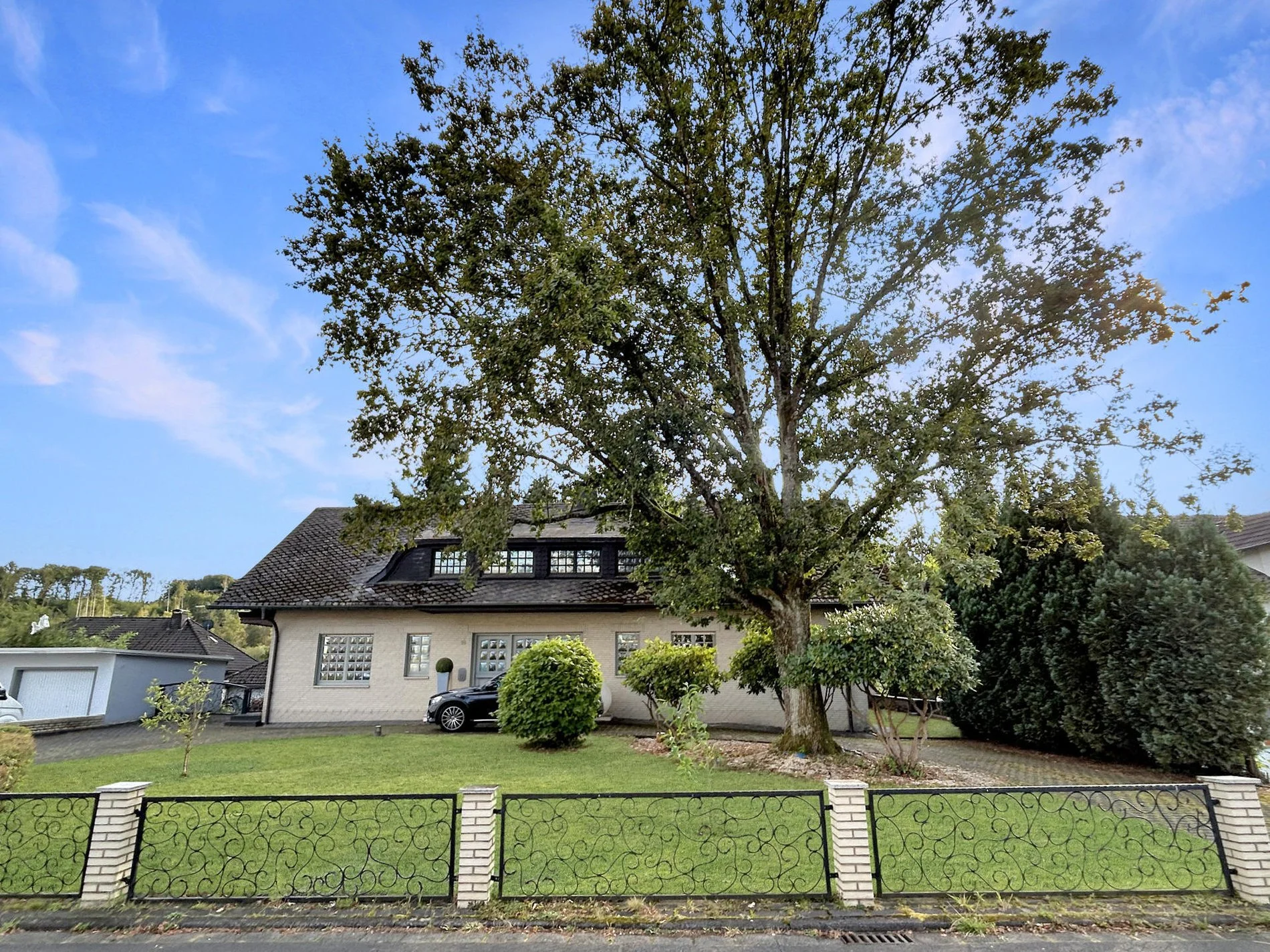 Exterior photo 6