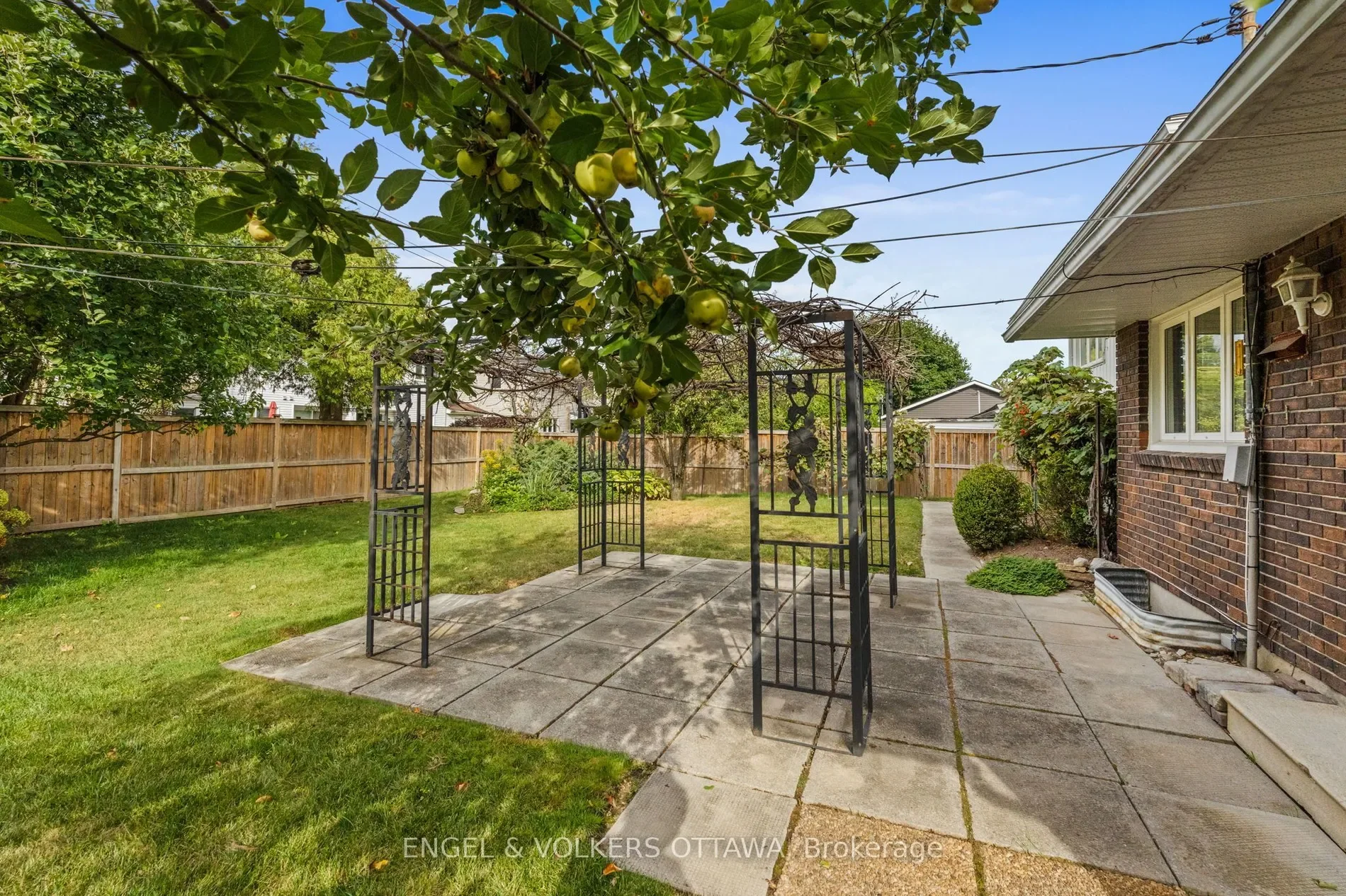Exterior photo 6