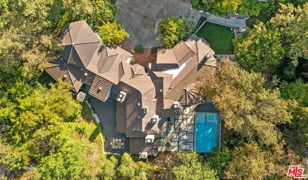 16881 Oak View Drive, Los Angeles, California, United States. - Photo 22