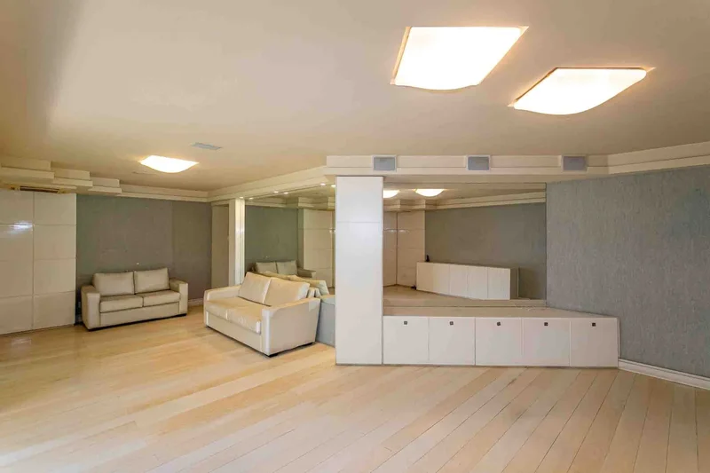 Apartment With Large Balcony Near Leblon Beach