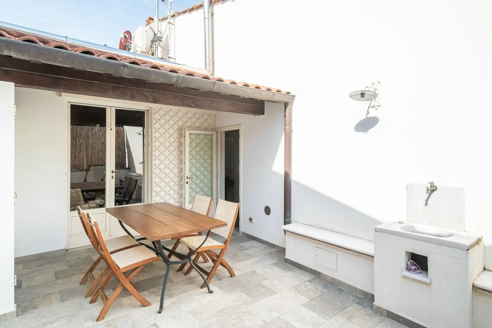 Exterior photo 5