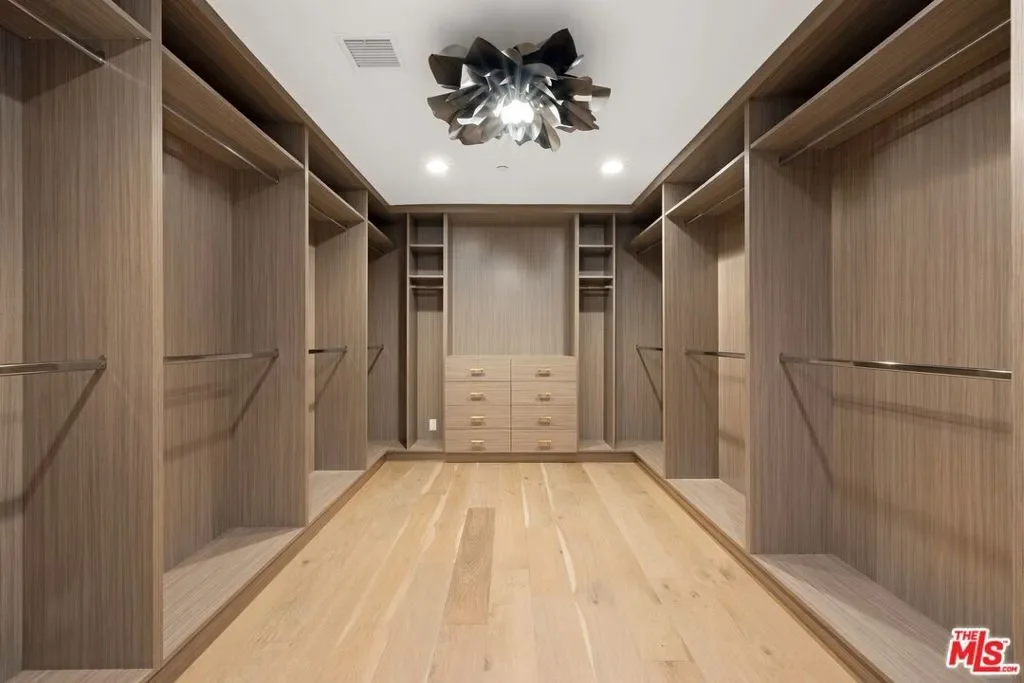 16881 Oak View Drive, Los Angeles, California, United States. - Photo 13