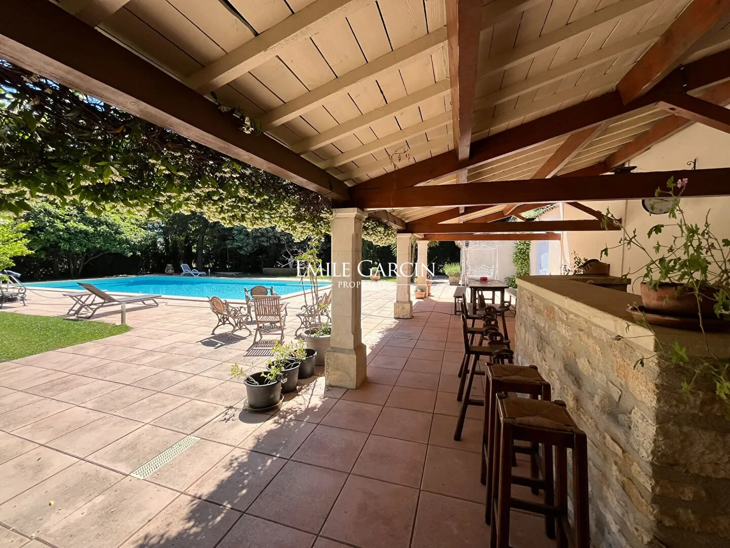 Exterior photo 4