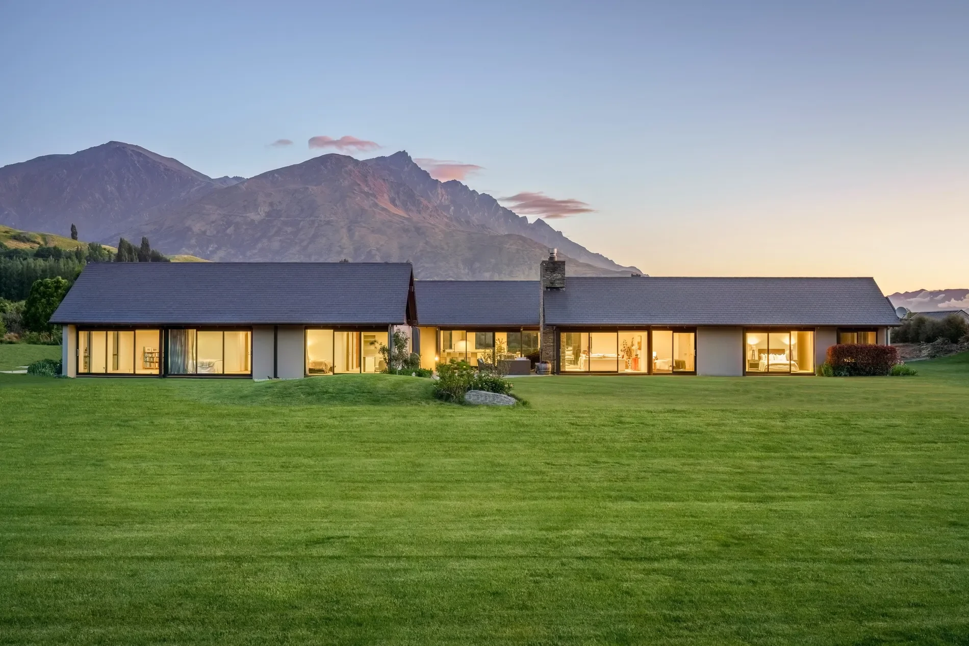 Exterior photo 5