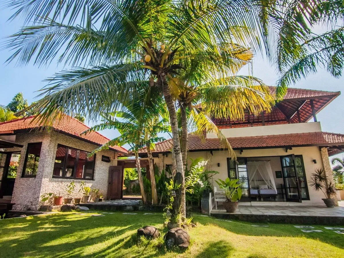 Exterior photo 6