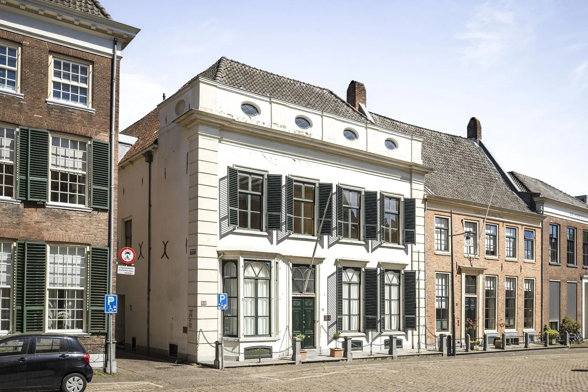 Exterior photo 2