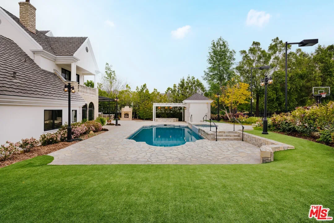 20608 Chatsboro Dr, Los Angeles, California, United States. - Photo 10