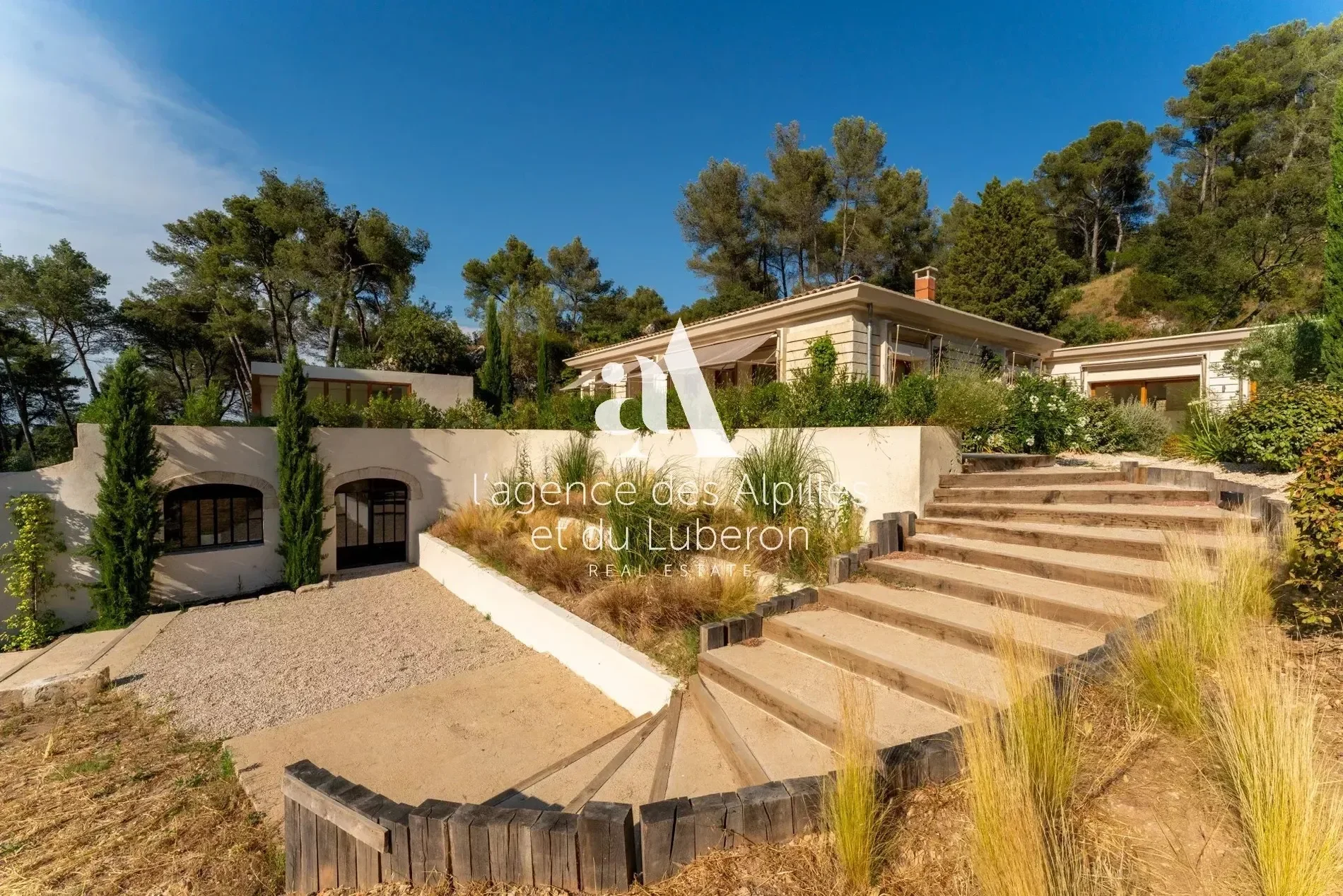 Exterior photo 6