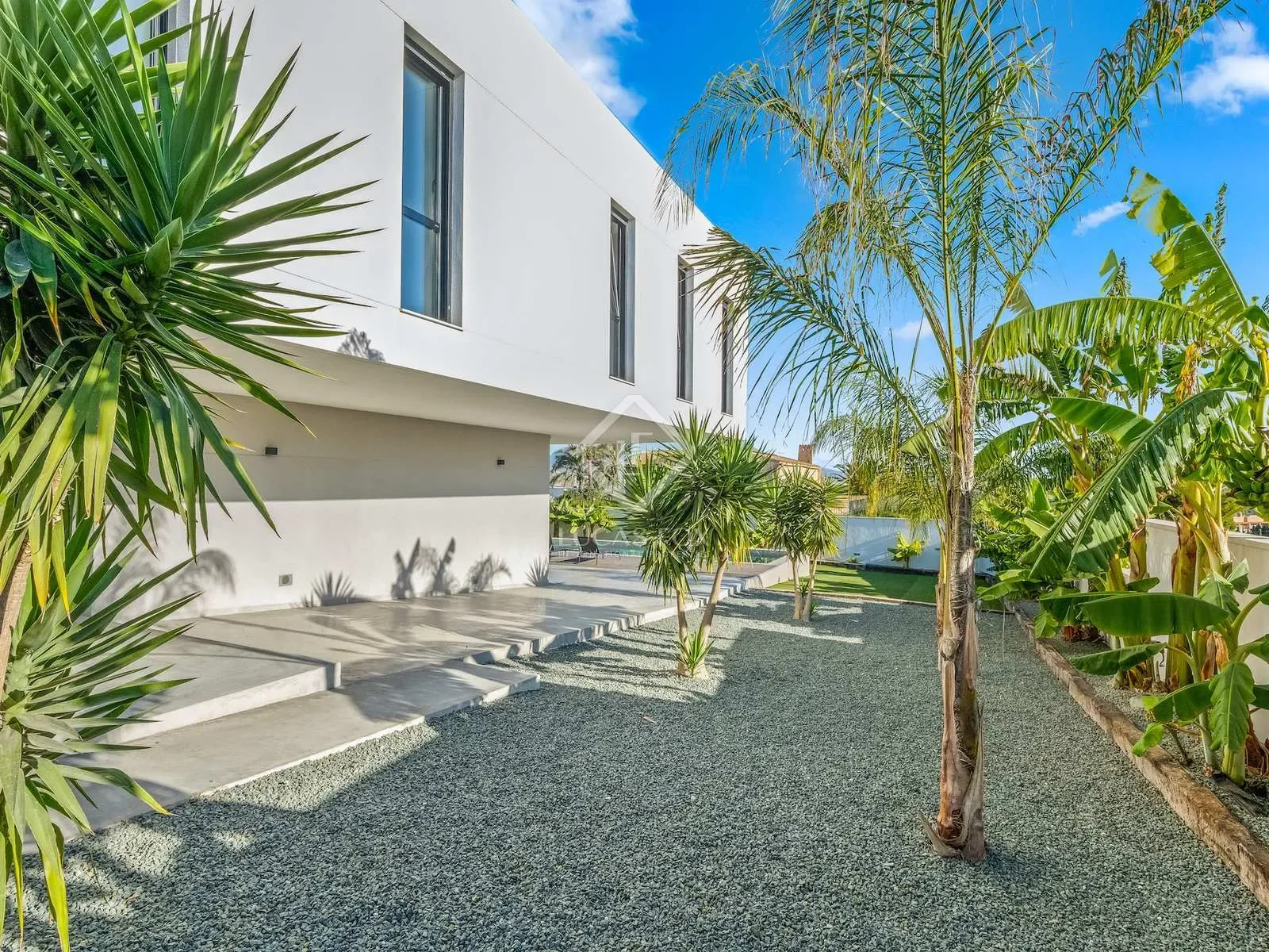 Exterior photo 2