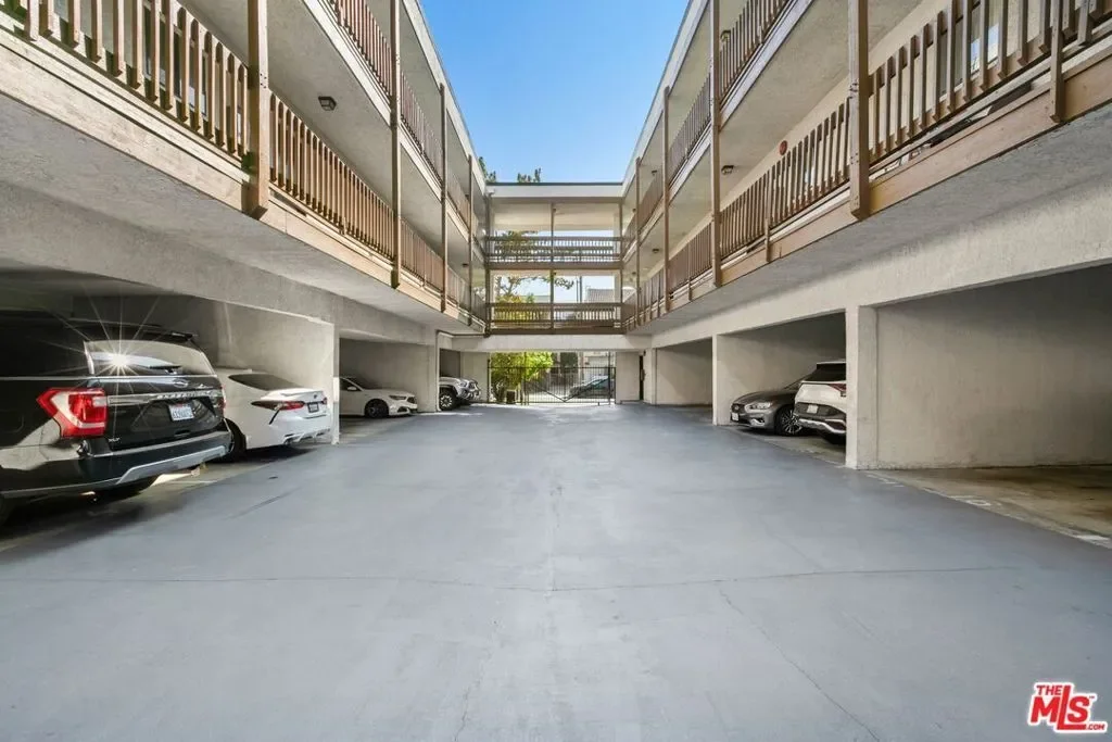 629 E Elk Avenue, Glendale, California, United States. - Photo 13