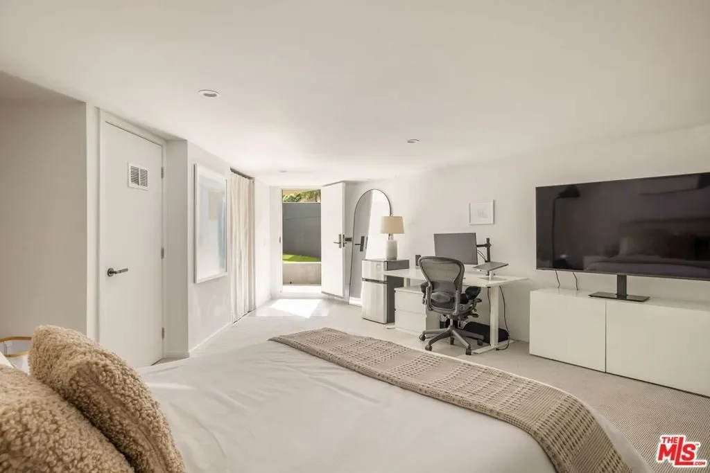 7187 Macapa Drive, Los Angeles, California, United States. - Photo 3