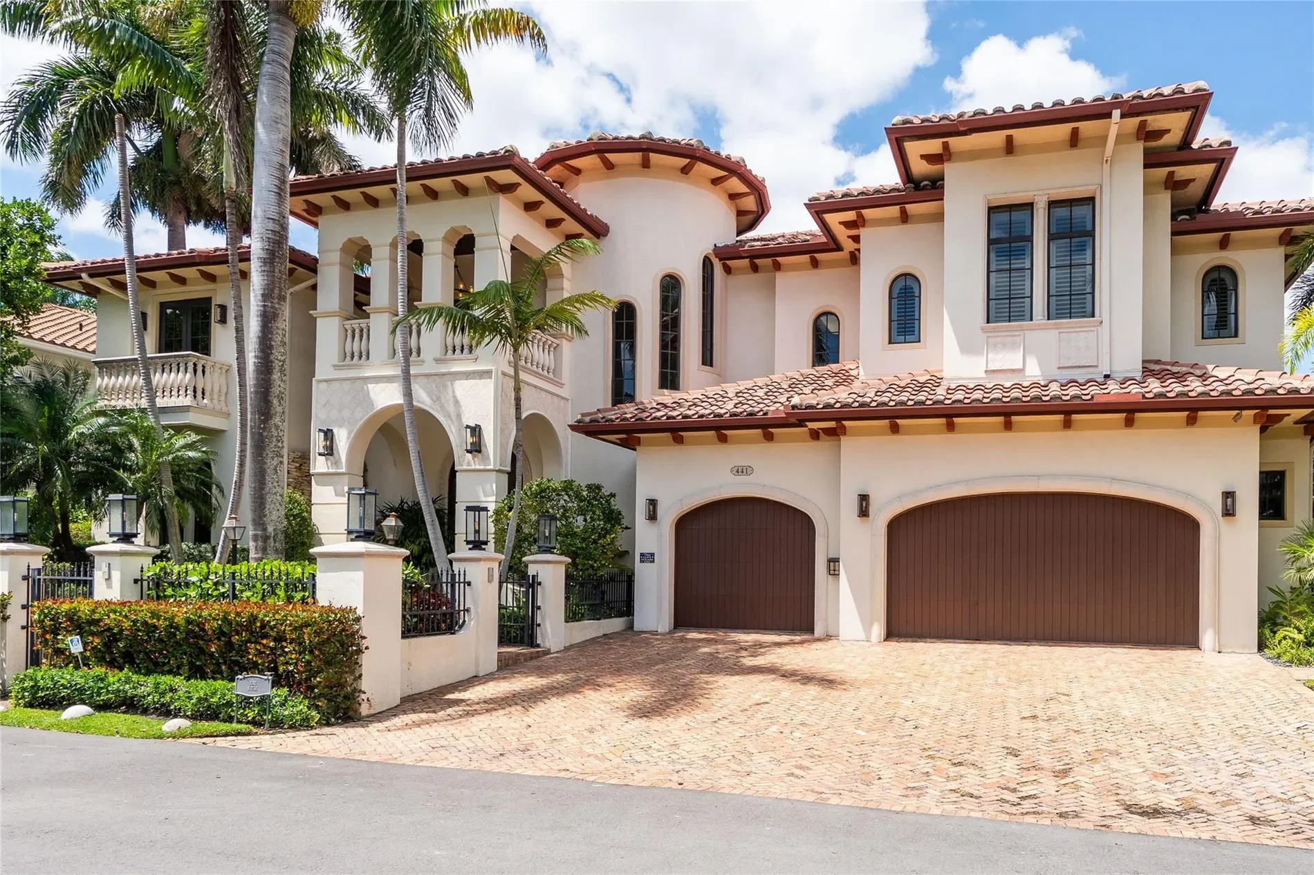 Exterior photo 6