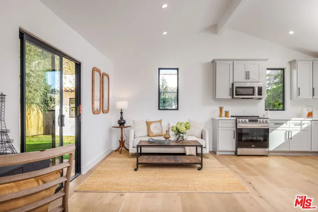 913 S Mullen Avenue, Los Angeles, California, United States. - Photo 4