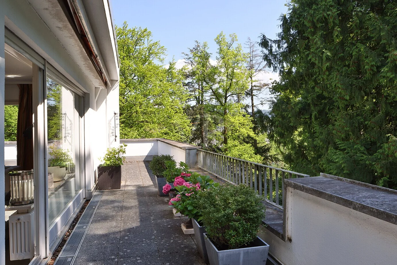 Exterior photo 5
