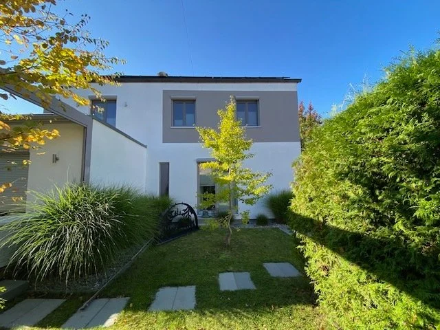 Exterior photo 4