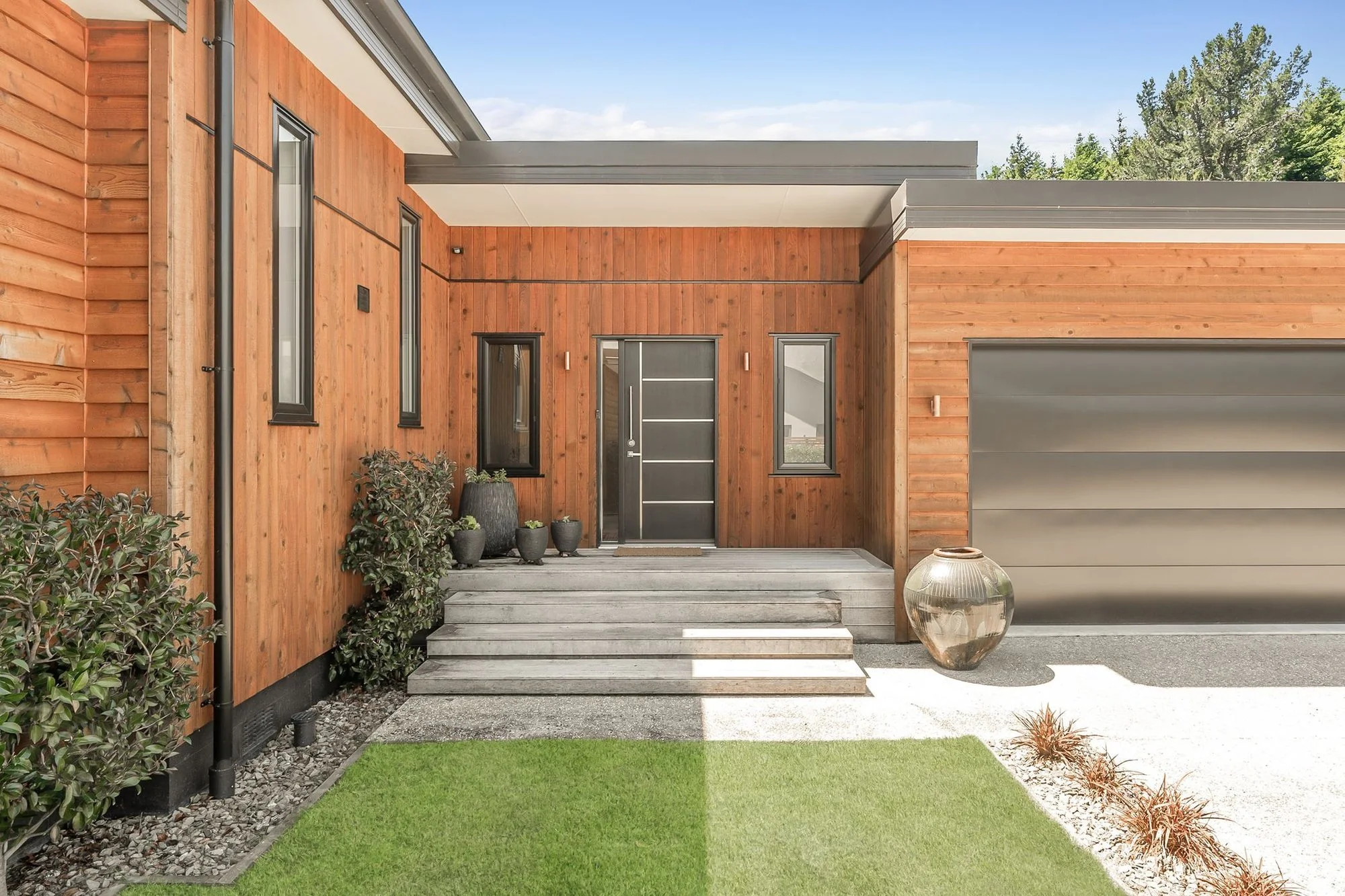 Exterior photo 5