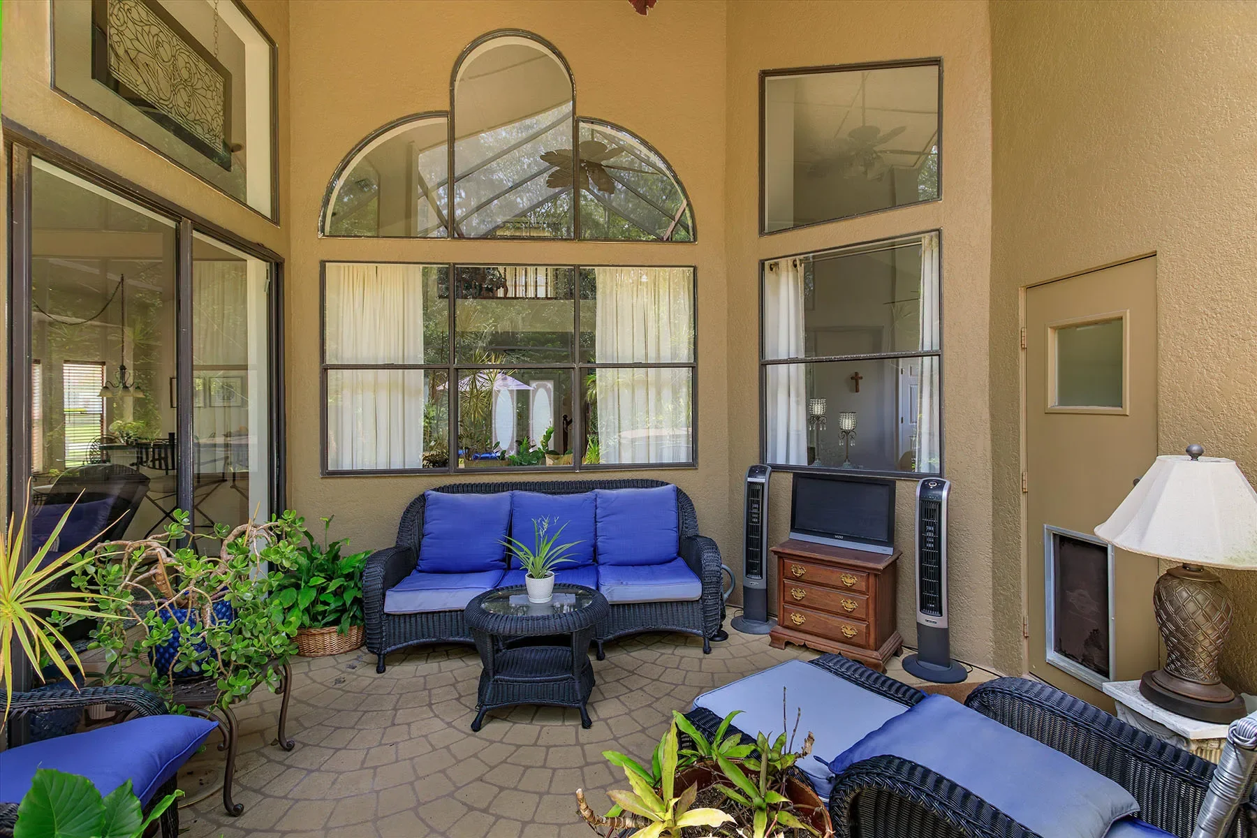 Exterior photo 3