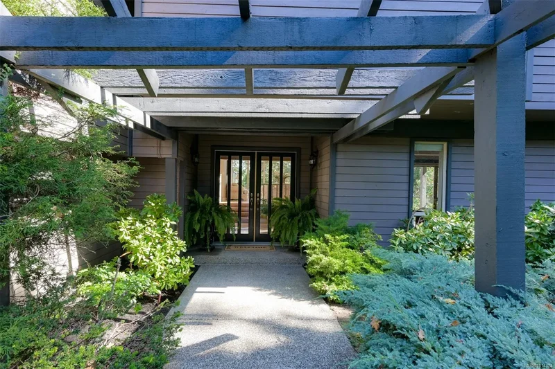 2807 Arbutus Rd, Saanich, British Columbia, Canada. - Photo 28