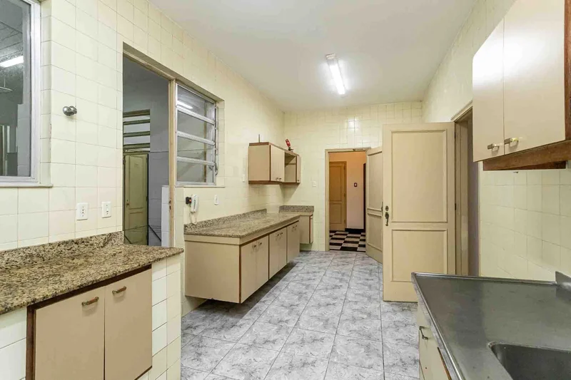 Spacious Apartment With Two Parking Spaces Near Leblon Beach