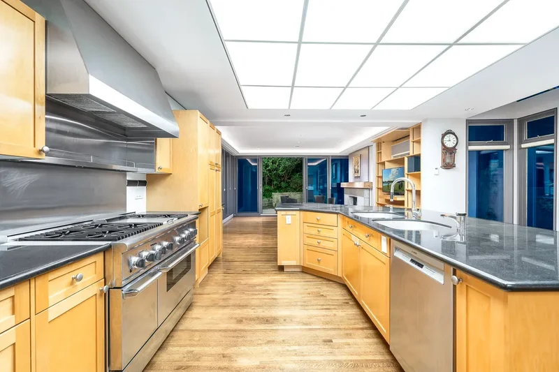 687 Beachview Dr, North Vancouver, BC V7G 1P8, Canada, North Vancouver, British Columbia, Canada. - Photo 25