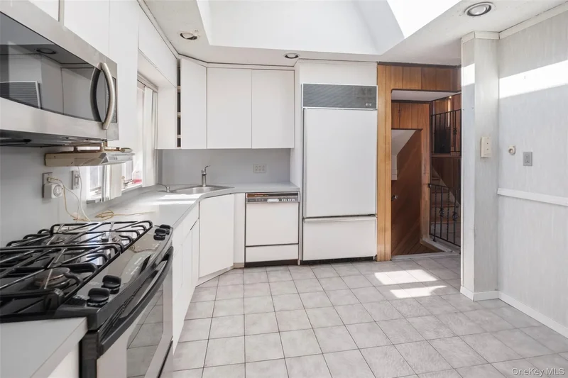 19 Birchwood Park Drive, Syosset, New York, United States. - Photo 2