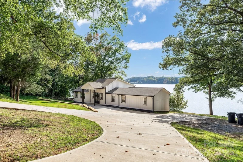 3 Bedrooms Single Family Detached