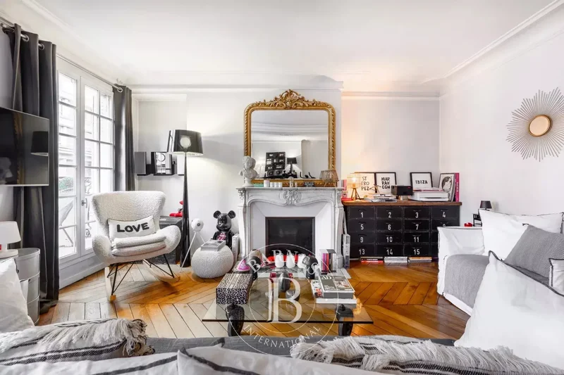 PARIS 8 - CHAMPS ELYSEES - 1-BED - UPPER FLOOR - BRIGHT