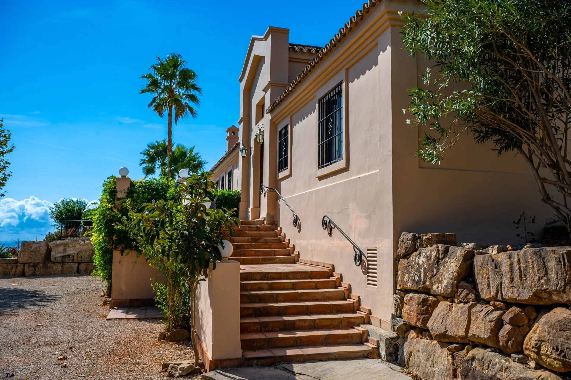 Exterior photo 5