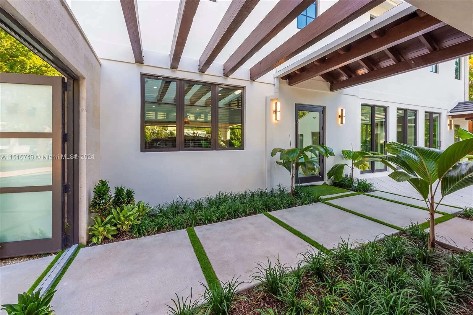 Exterior photo 2