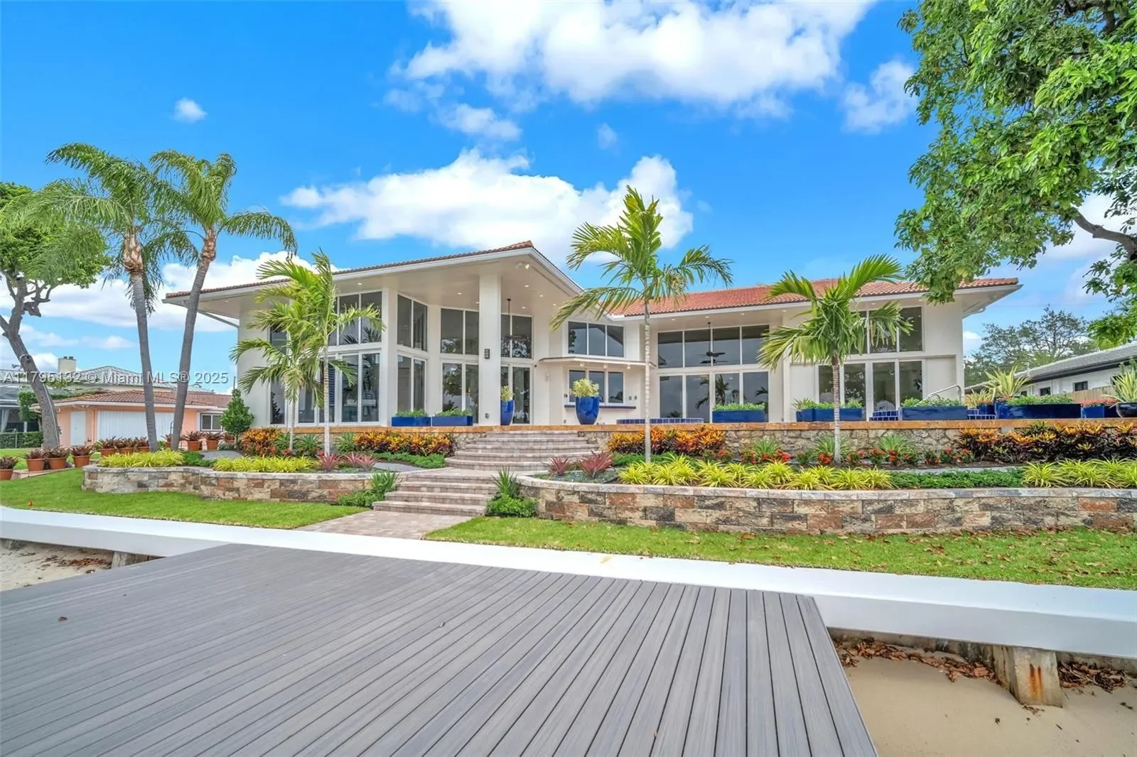 Exterior photo 3