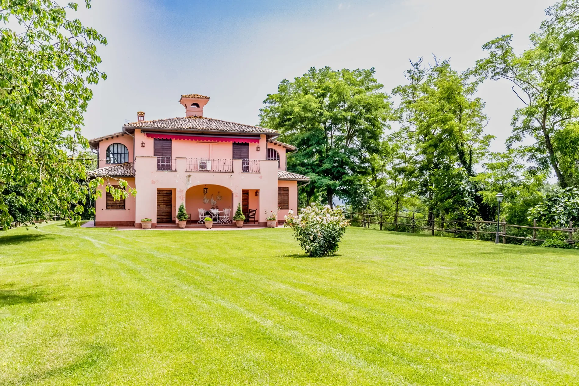 Exterior photo 6