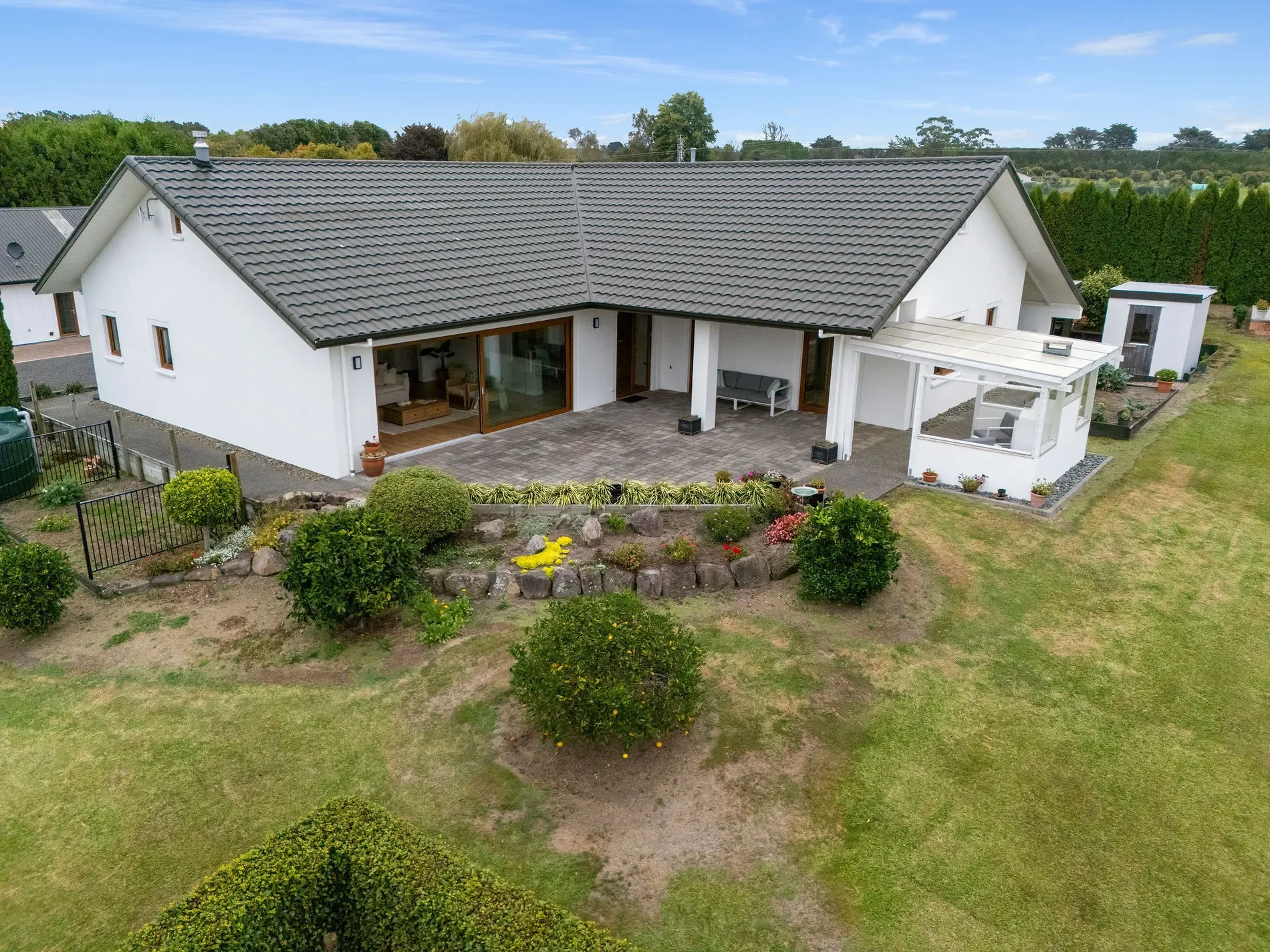 Exterior photo 2