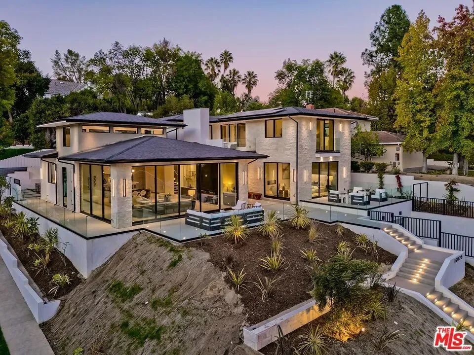 16879 Mooncrest Drive, Los Angeles, California, United States. - Photo 3