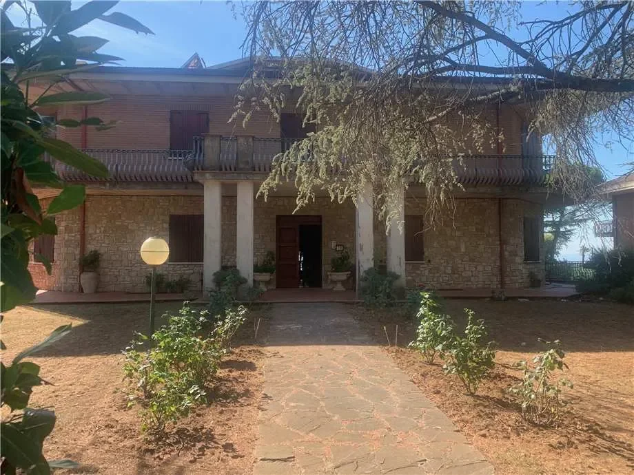 Exterior photo 9