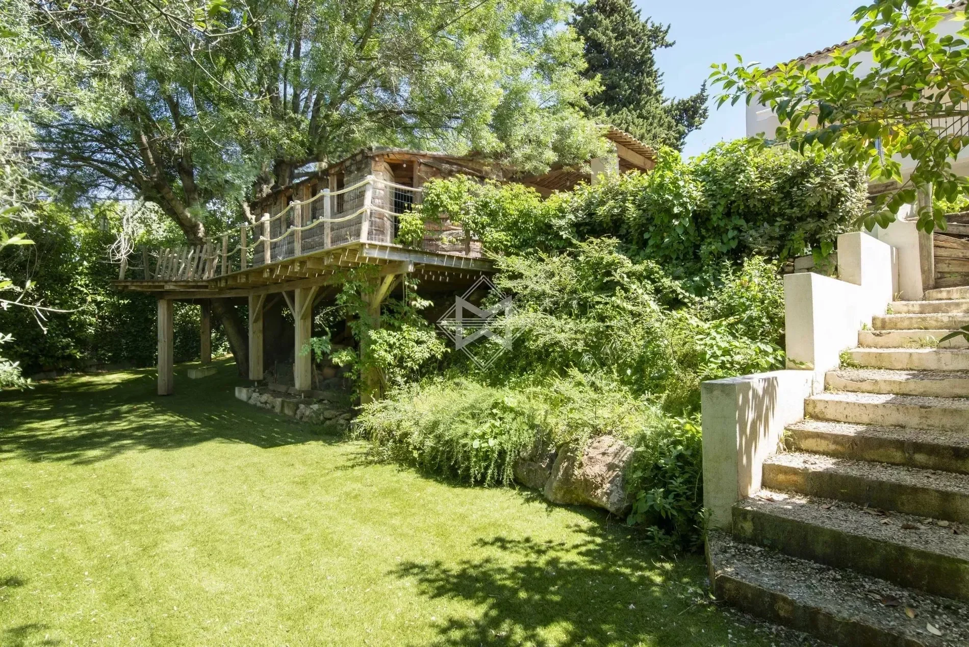 Exterior photo 6