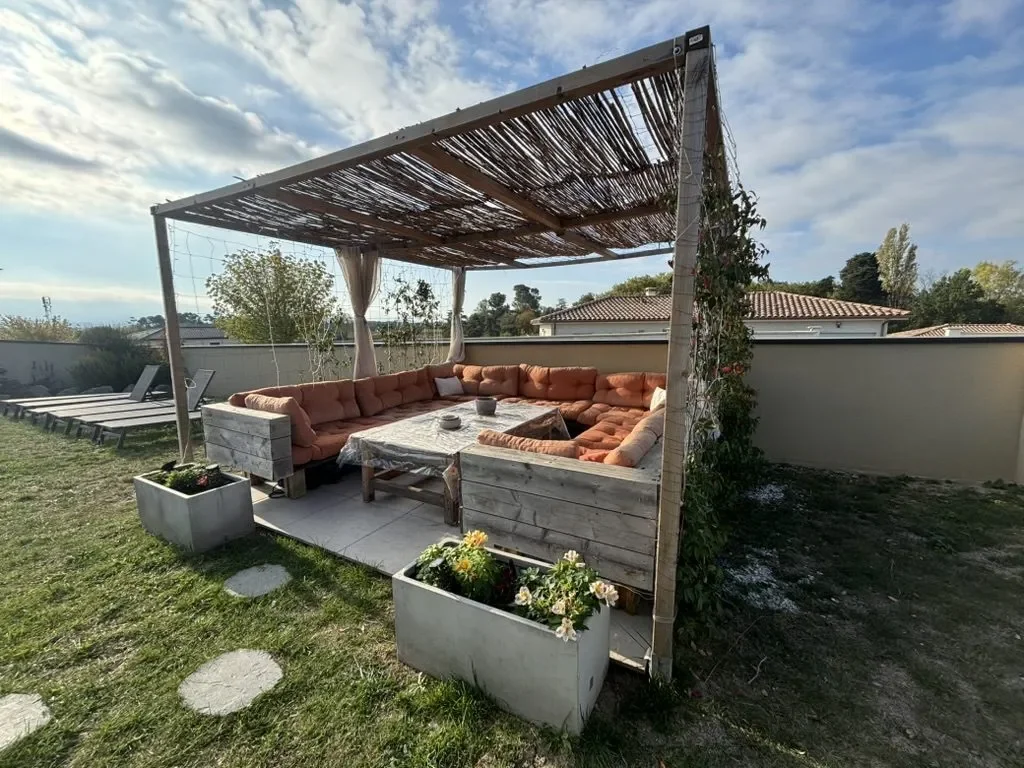 Exterior photo 4