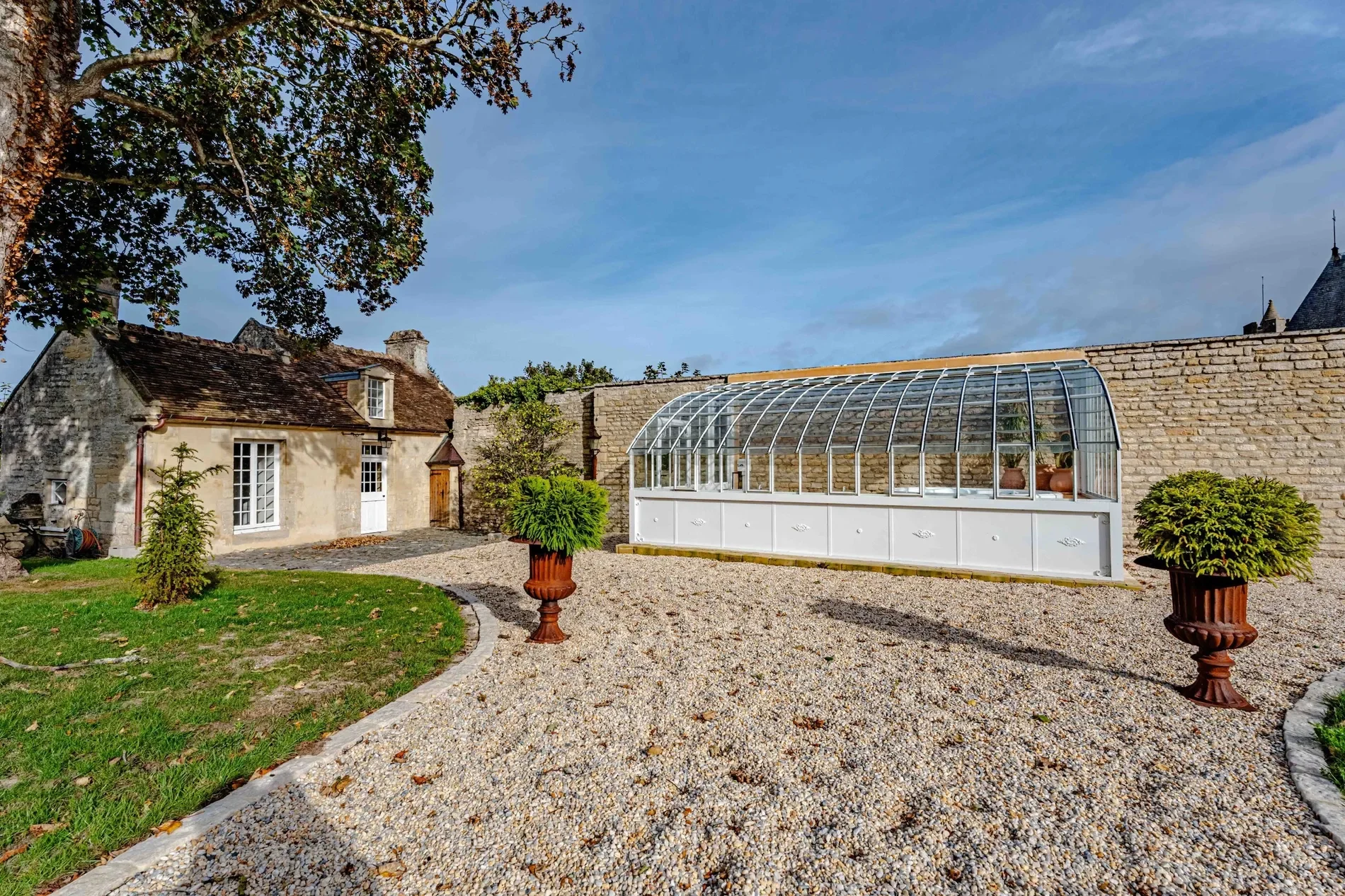 Exterior photo 2