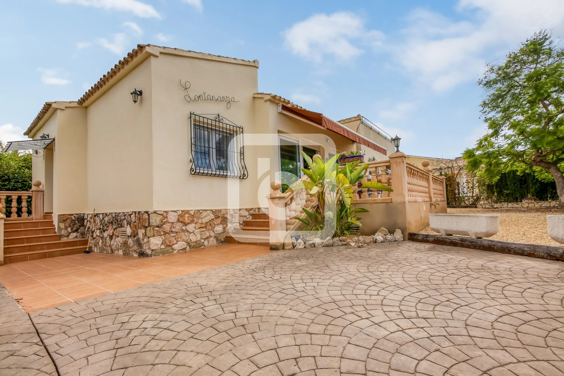 Exterior photo 7