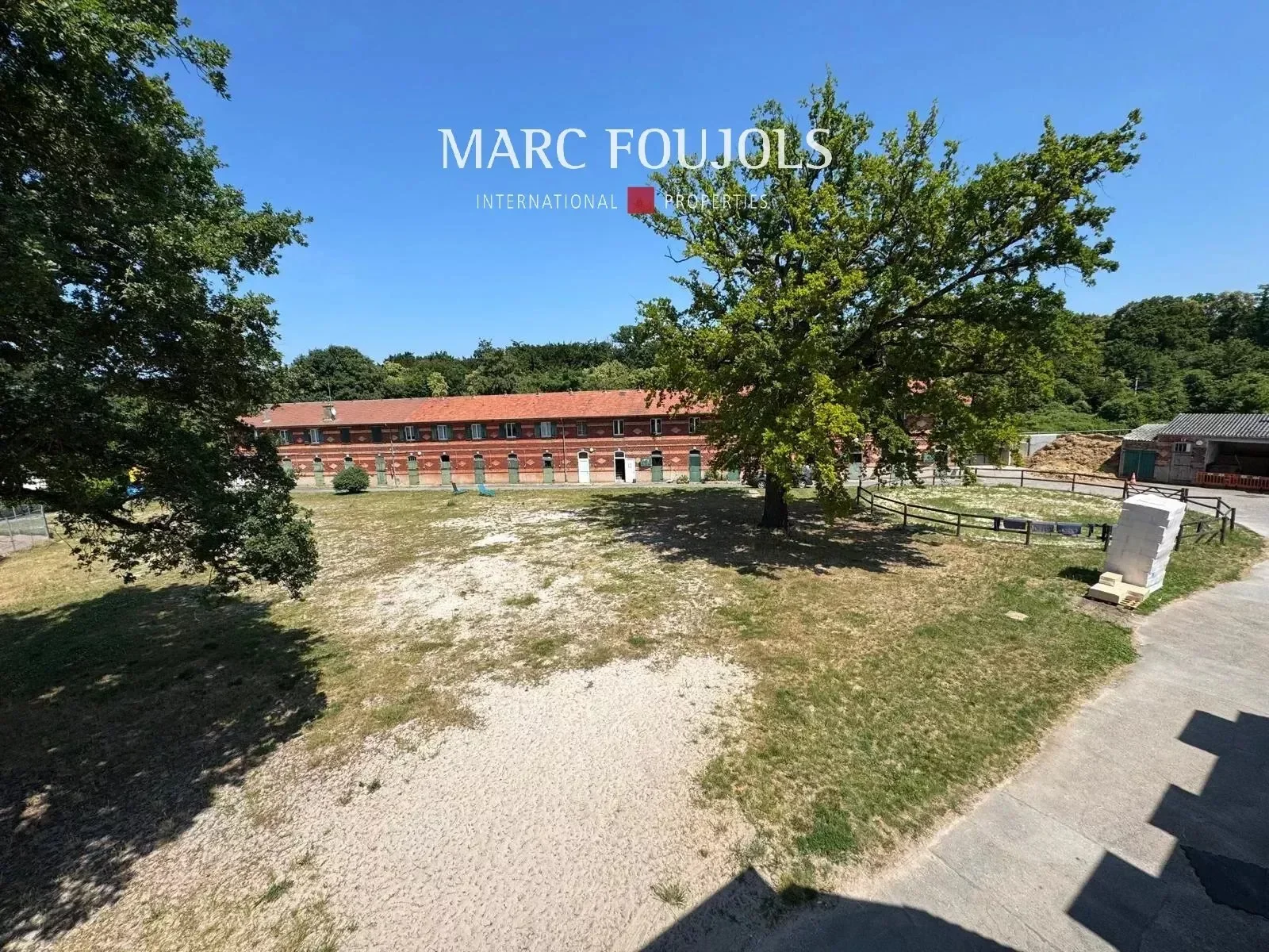Exterior photo 5