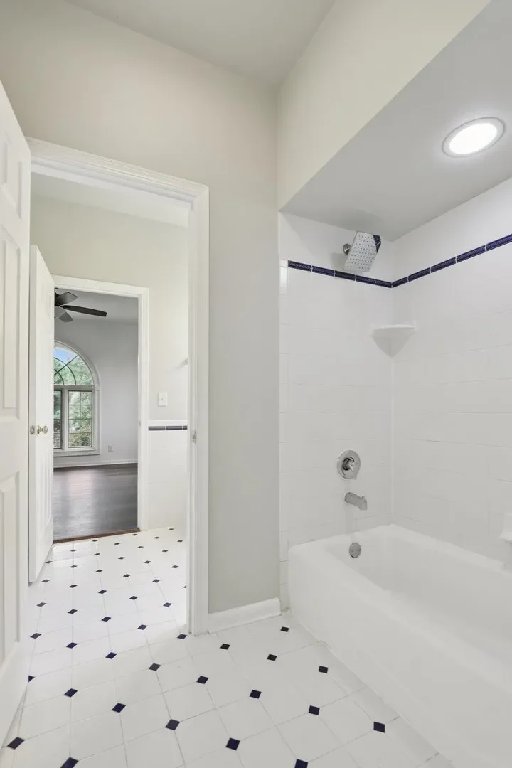 6605 Oakwood Manor Drive, Crystal Lake, Illinois, United States. - Photo 104
