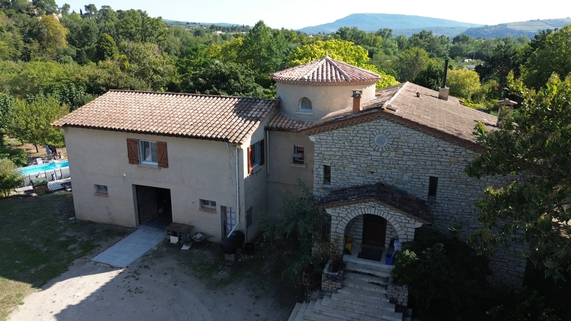 Exterior photo 2