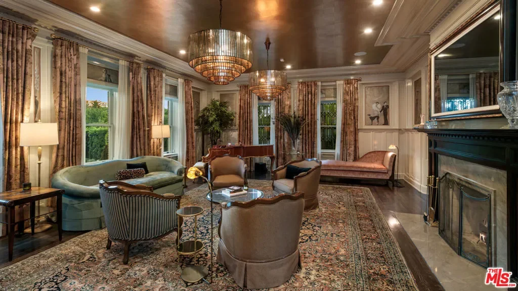 601 S Windsor Boulevard, Los Angeles, California, United States. - Photo 42