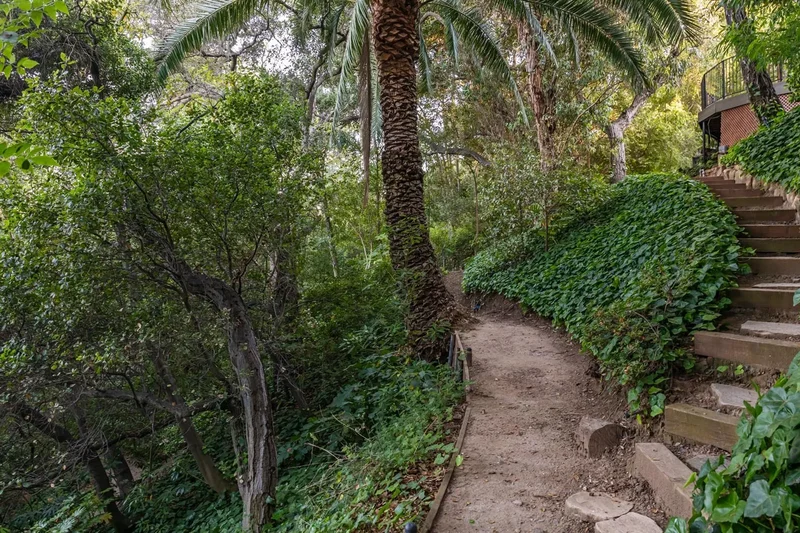 685 Elkins Road , Los Angeles, CA 90049, Los Angeles, California, United States. - Photo 2