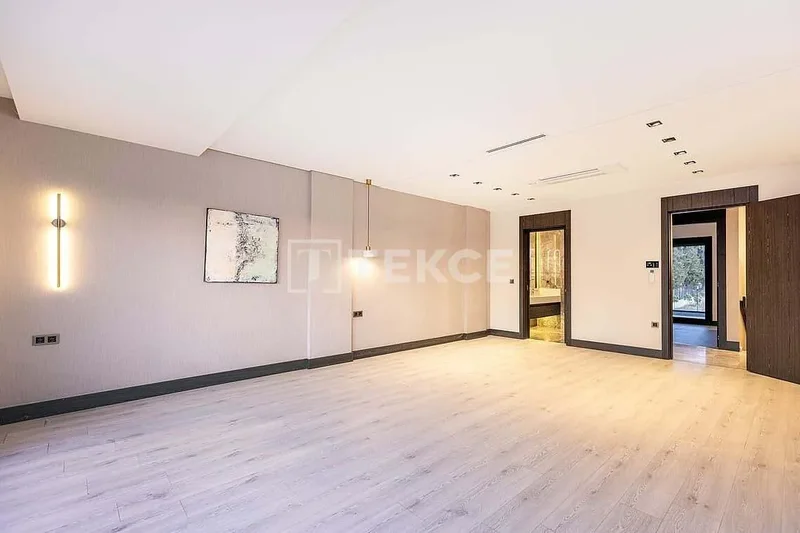 Villa with a Spacious Garden and Swimming Pool in İzmir