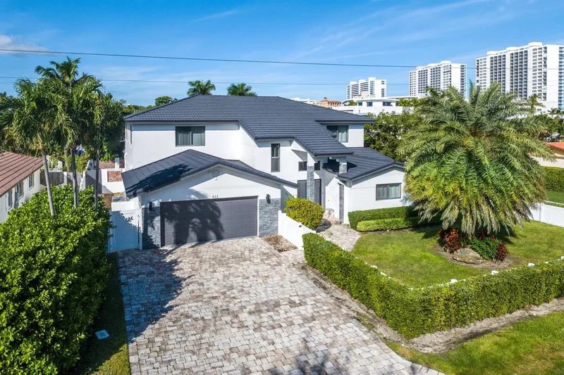 Single Family Residence in Boca Raton