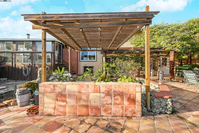 27956 Edgecliff Way, Hayward, California, United States. - Photo 19